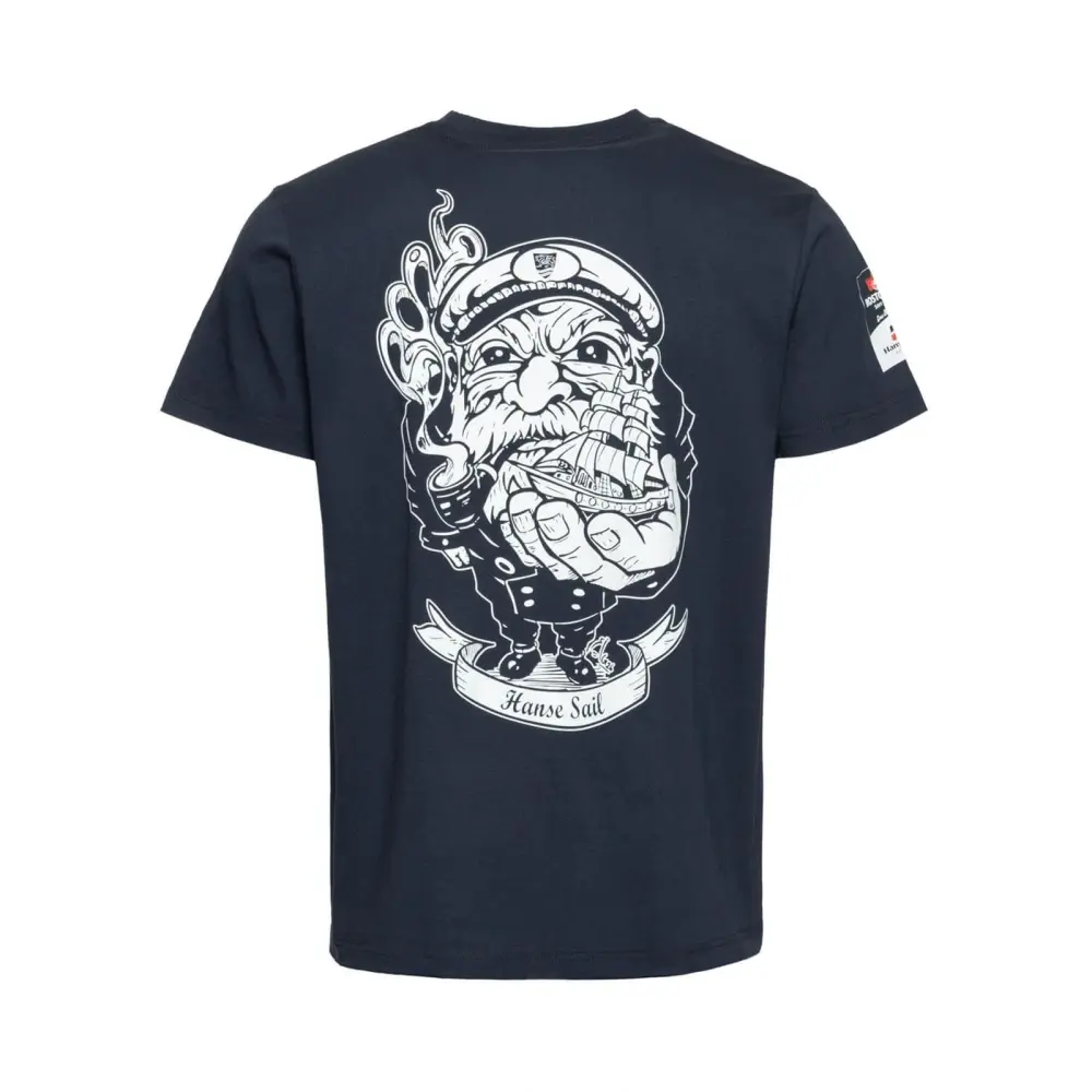 Rückseite eines T-Shirts mit einem illustriertem Kapitän, der ein Schiff in der Hand hält. Schriftzug Hanse Sail darunter.