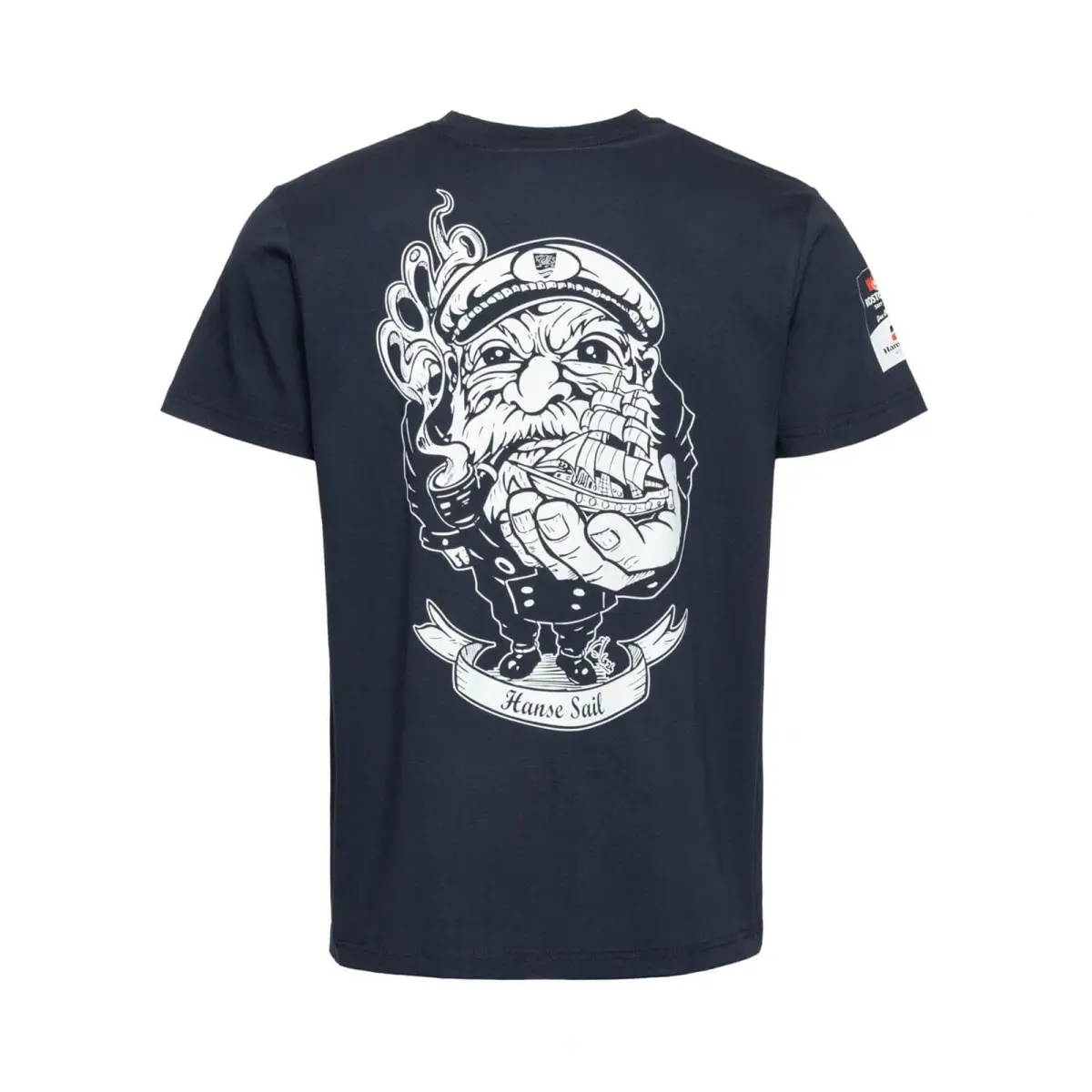 Rückseite eines T-Shirts mit einem illustriertem Kapitän, der ein Schiff in der Hand hält. Schriftzug Hanse Sail darunter.