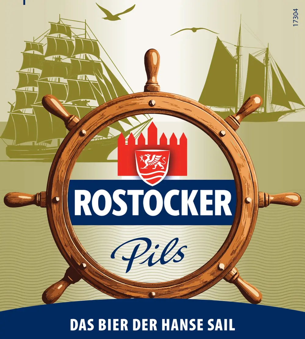 Rostocker Pils Logo mit einem Steuerrad und Segelschiffen im Hintergrund. Zusätzlich der Text Das Bier der Hanse Sail.