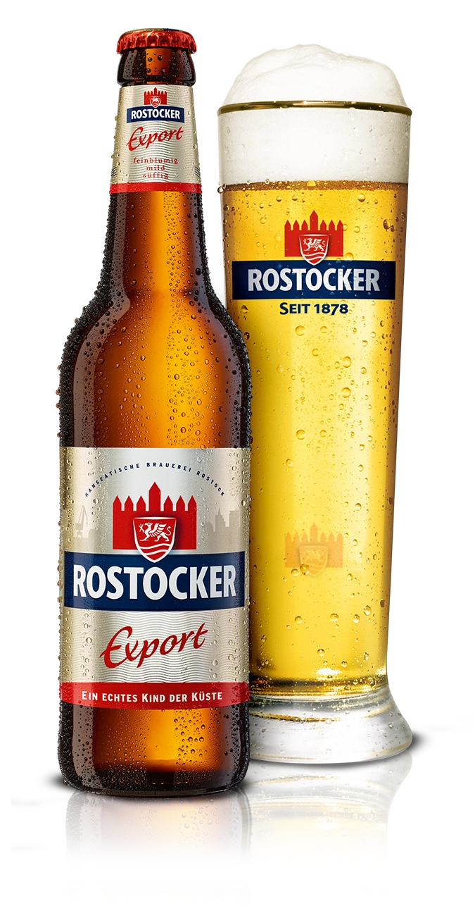 Eine Flasche Bier steht neben einem gefüllten Glas auf weißem Hintergrund.